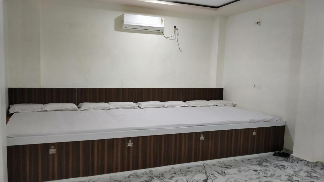 Rajlakshmi Guest House Mathura Exterior foto